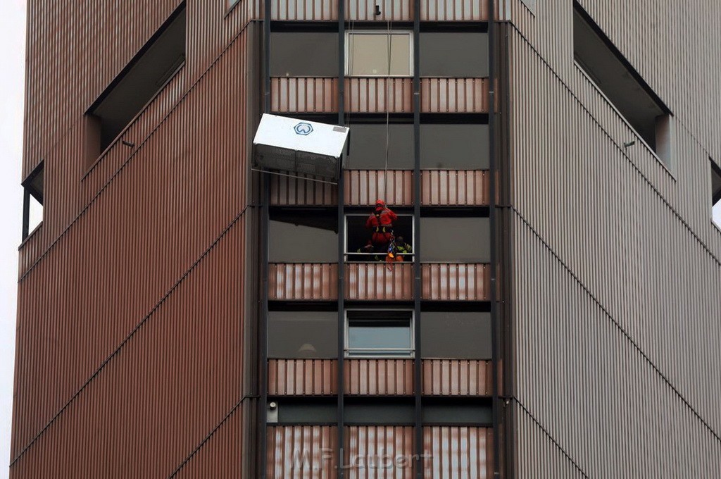 Gondel mit 2 Arbeiter blieb haengen Uni Center Koeln Luxemburgerstr P07.jpg